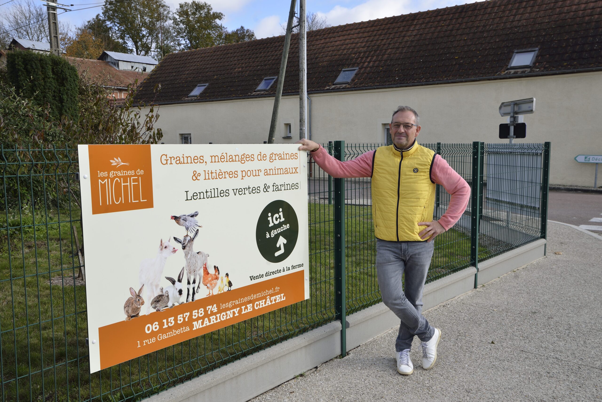 -2.jpg Un homme dans un entrepôt avec des sacs sur des étagères métalliques en arrière-plan.