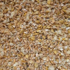 Grains concassés variés avec céréales et coques, vue en gros plan.