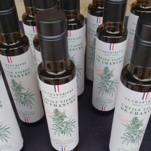Bouteilles d'huile vierge de chanvre La Chanvrière alignées, étiquettes avec plante et drapeau FR.
