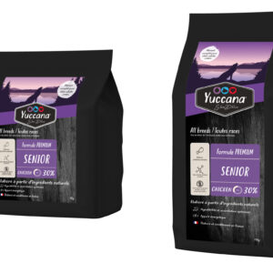 Deux sacs de croquettes Yuccana pour chiens seniors, noirs avec étiquettes violettes.