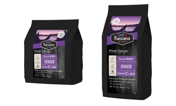 Deux sacs de croquettes Yuccana pour chiens seniors, noirs avec étiquettes violettes.